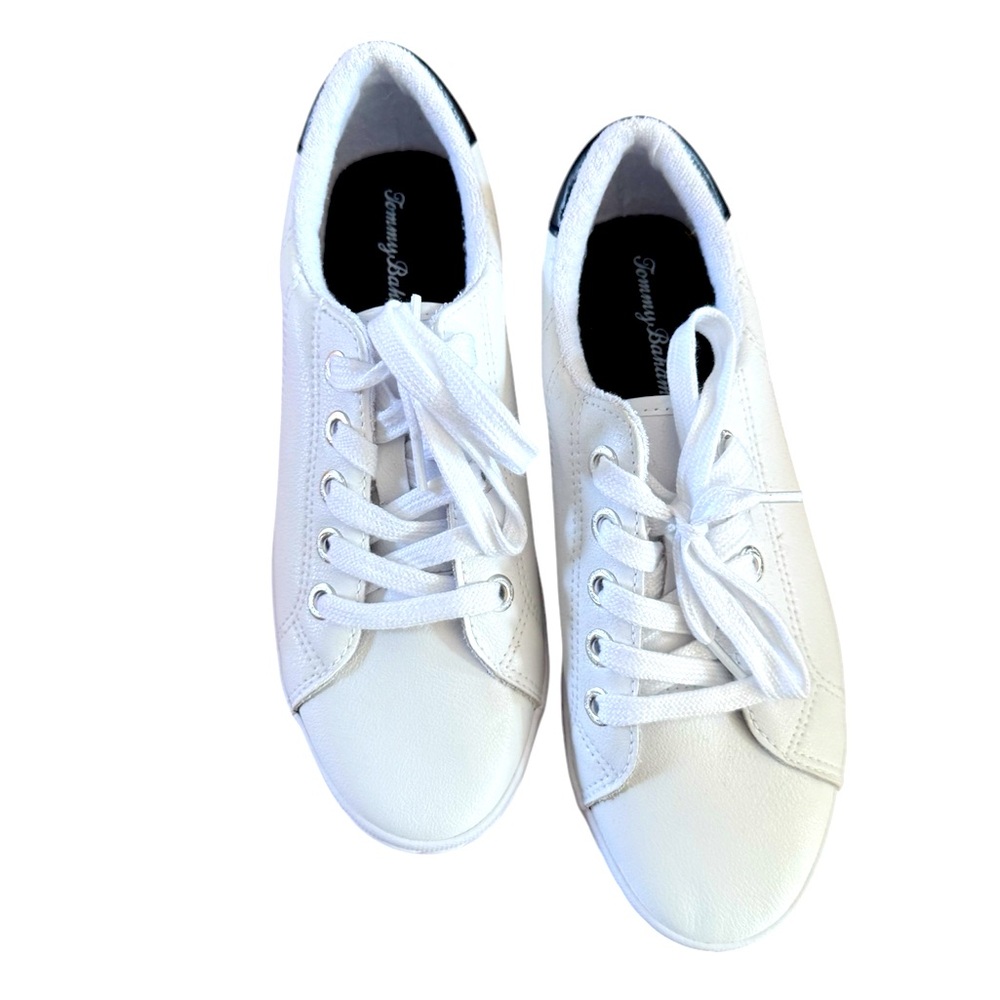 Tommy Bahama white leather tennis sneakers
Women’s, size 7
Brand new!Never worn!